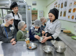 Школы Волгодонска могут остаться без поваров: работники «мигрируют» в фаст-фуды из-за низкой зарплаты