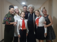 Со знаменитыми актерами в спектакле «Раневская. Одинокая насмешница» выступили воспитанники детской студии при Волгодонском театре