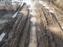 Переулок на окраине Красного Яра утопает в грязи в самый разгар зимы