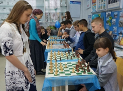 Две сестры из Волгодонска одновременно играли в шахматы на десяти досках