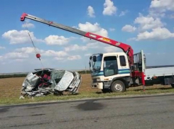 На трассе Морозовск - Цимлянск «Хендай» врезался в хлебовозку и перевернулся