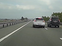 Неожиданный маневр водителя на оживленной дороге попал на видео 