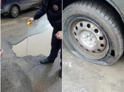 Яма «убийца» возле гипермаркета в Волгодонске лишила колес шесть автомобилей
