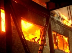 В Цимлянске пожар в строящемся здании тушили три часа