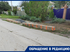Волгодончанка считает незаконной установку бетонных столбов на придомовой территории в Красном Яру