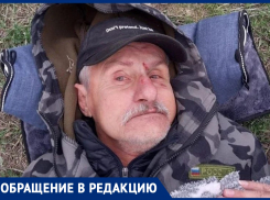 «Только моргал и протягивал ключи»: потерявшего память и обувь таинственного мужчину обнаружили в районе улицы Индустриальной в Волгодонске