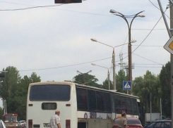 В Волгодонске столкнулись автобус и такси «Hyundai Solaris» 