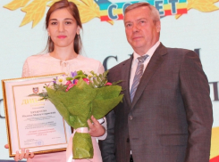 Очаровательную чиновницу из Волгодонска наградил губернатор
