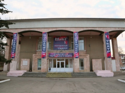 В молодежном драматическом театре готовятся к новому сезону и учат французский