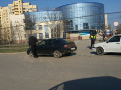 В Волгодонске у «Мирного атома» столкнулись два ВАЗа 