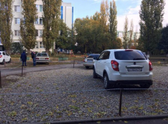 Волгодонцы разбили огороженную цепями стоянку во дворе дома по улице Гагарина   