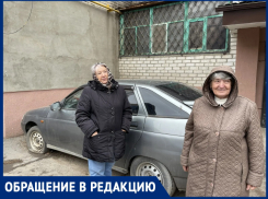 «Два года стоит и пугает!»: бдительные пенсионерки требуют убрать брошенный автомобиль со двора