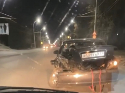 «Из бани в столб»: после ДТП водитель на разбитой машине пытался ездить по Волгодонску 