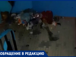 Волгодонцы показали гору мусора в подъезде, с которой им приходится жить по соседству 