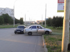 В Волгодонске «ВАЗ-2110» залетел на разделительный газон