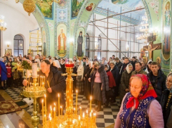 Сотни верующих волгодонцев посетили праздничное богослужение в Рождественскую ночь