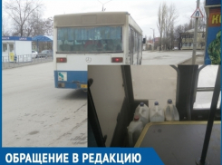 Вот такая безопасность в общественном транспорте, - волгодонцы о подпертой бутылками двери в автобусе
