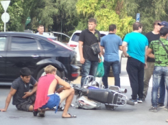 В Волгодонске при въезде на вокзал внедорожник сбил мотоциклиста