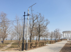 В Приморском парке появились фонари «под старину» 