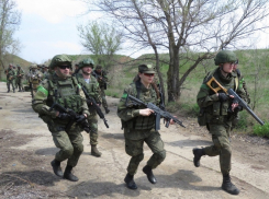 Заброшенную военную базу под Волгодонском заняли вооруженные мужчины и женщины в камуфляже