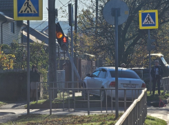 Светофор протаранил «Фольксваген Поло» на улице Пионерской в Волгодонске