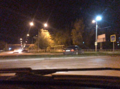 Двое лихачей на «БМВ» залетели на разделительный газон возле БСМП Волгодонска