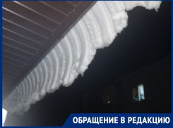 Глыбы мокрого снега свисают с крыш и козырьков подъездов МКД на Горького