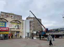 На здании торгового центра в Волгодонске завершается установка пристроенного белорусского лифта