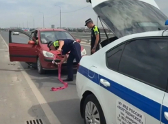 Симпатичную автоледи выручили из беды сотрудники ДПС  на новом мосту в Волгодонске