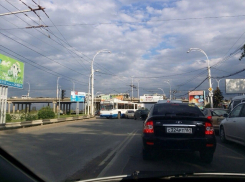 В ДТП, парализовавшем работу общественного транспорта в районе путепровода, пострадали два автомобиля