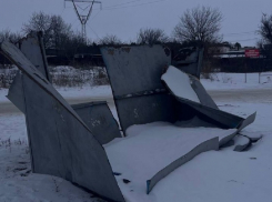 Сильнейший порыв ветра «взорвал» остановку в Волгодонске