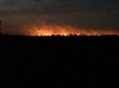 Пожар охватил поля и дачи поселка Солнечный под Волгодонском, - читатель 