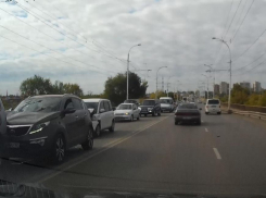 В результате аварии на мосту собралась «гармошка» из трех машин