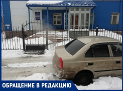 На В-У автомобиль угодил в открытый колодец