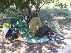 БОМЖи «оккупировали» парк в память о герое-десантнике на улице 30 лет Победы