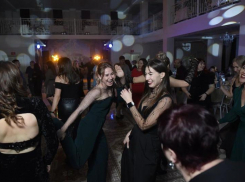 «Танцуют все!»: на вечер встречи выпускников приглашает волгодонцев  банкетный зал «Султан»