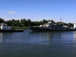 Новый ракетный корабль Черноморского флота «Грайворон» протащили на буксирах через Волгодонск 