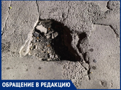 «Яма с каждым днем становится больше!»: автоледи просит заделать дорожную «прореху» возле медучилища