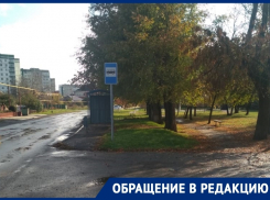 Во время дождя жителям Старосоленого приходится ходить по проезжей части