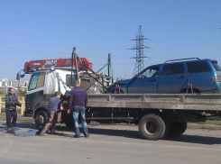 В Волгодонске в Красном Яру произошло ДТП - обе машины увезли на эвакуаторе