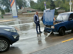 Потеряв управление, автомобиль чудом не врезался в остановку с людьми в Волгодонске