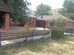 «Под нашими окнами избивают людей» - в Волгодонске жители требуют оградить свой дом от соседства с питейным заведением