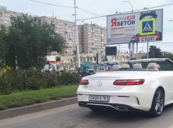 Рассекающий в центре города элитный «Мерседес» с номерами «ПАШКА» заинтересовал волгодонцев 
