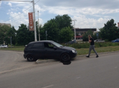В Волгодонске «LADA Kalina» вылетела на газон разделительной полосы у «Мирного атома»