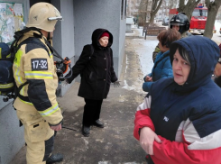 Пенсионерка подозреваемая на синдром «Плюшкина» развела костер в подвале и чуть не подожгла жилой дом в Волгодонске 
