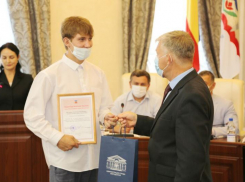 Благодарственное письмо вручил глава администрации чемпиону Мира по тайскому боксу Владимиру Ярославцеву 