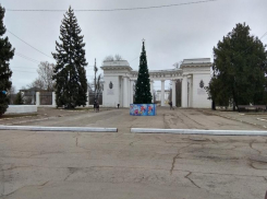 В Цимлянске перекрыли блоками площадь у Приморского парка