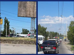 Традиционная пробка на пятом, вызванная перевозкой гигантских лопастей, все больше возмущает волгодонцев