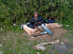 Голодный и замерзший: парализованный бомж привлек внимание сердобольного волгодонца 