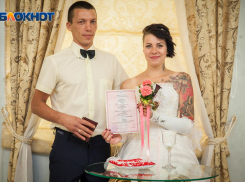 Пышные свадьбы и скромные регистрации состоялись в загсе в канун Дня рождения Волгодонска 
